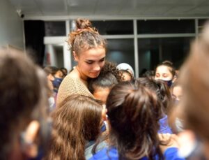 Galatasaraylı voleybolcu ‘Kır Çiçekleri’ni ziyaret etti