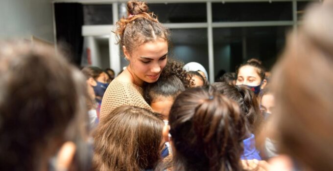 Galatasaraylı voleybolcu ‘Kır Çiçekleri’ni ziyaret etti