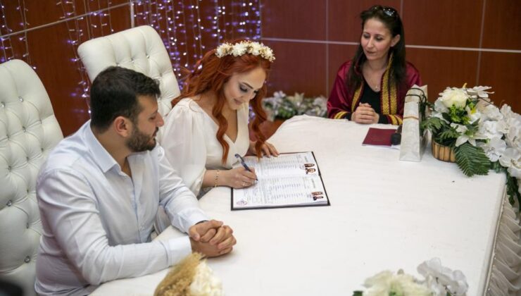 Mersin’de nikah solanlarında 02.02.2022 yoğunluğu