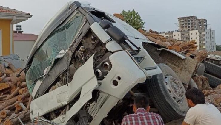 Tomruk yüklü kamyon ile otomobil çarpıştı: 5 yaralı