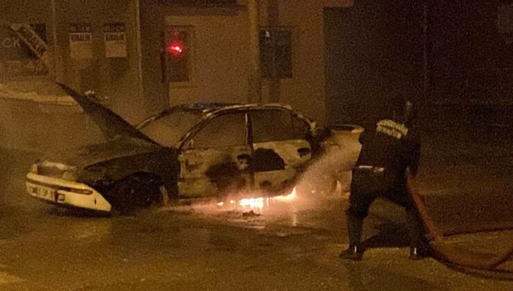 Mersin’de otomobil alev alev yandı