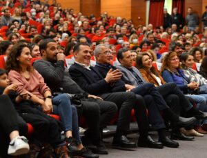 Yenişehir Belediyesi tiyatro festivalinde binlerce sanatseveri ağırladı