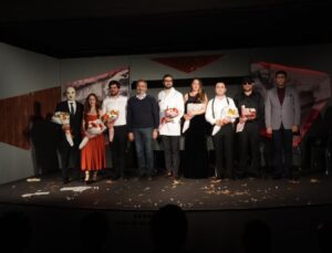 Tarsus Belediyesi Şehir Tiyatrosu, ‘çirkin’ oyununun prömiyerini gerçekleştirdi