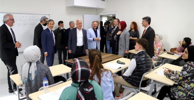 Akdeniz Belediyesinin eğitim desteği öğrencilerin hesaplarına yatırıldı