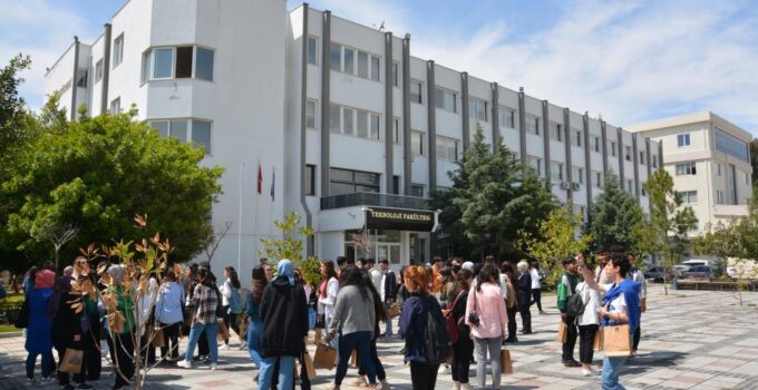 Mersin Büyükşehir Belediyesi öğrencileri üniversiteye hazırlıyor