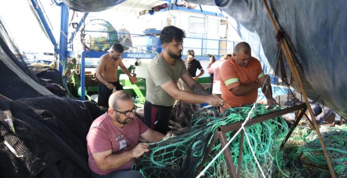 Akdenizli balıkçılar son hazırlıklarını yapıyor