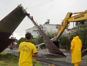 Tarsus Belediyesi yoğun yağış sonrası oluşan tahribata müdahale etti