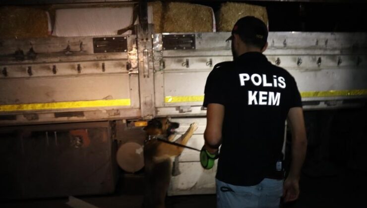 Saman çuvallarının arasında uyuşturucu sevkiyatı polise takıldı