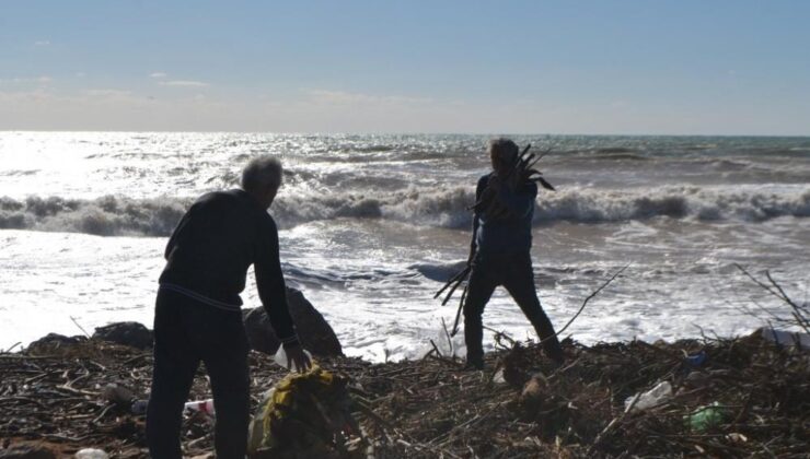 Bozyazı’da vatandaşlar sel sularıyla taşınan odunları topladı