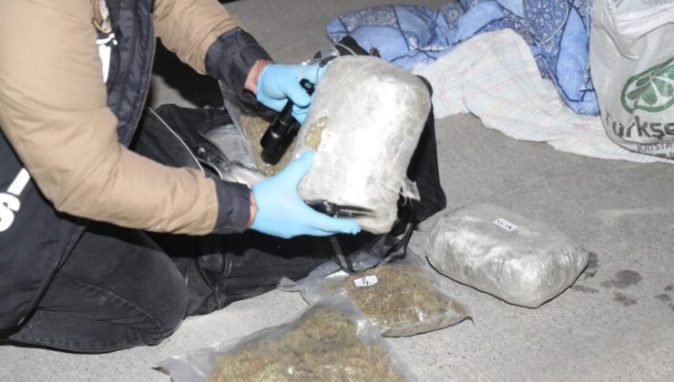 Mersin’de bir tırda 15 kilo esrar, 2 tabanca ve kaçak sigaralar ele geçirildi