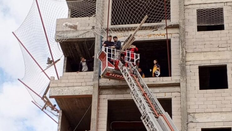 10 katlı binada çalışırken düşen işçiyi ölümden file kurtardı